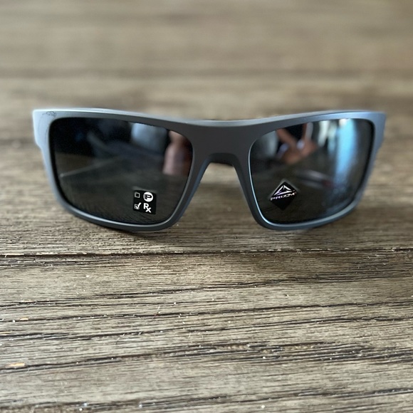 SOLD—Drop Point Armed Forces Collection Oakley Sunglasses NWT • Dark grey frame - Picture 4 of 9